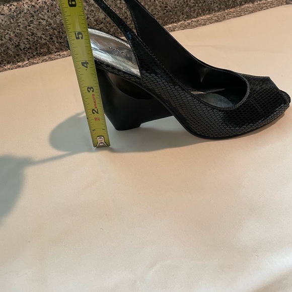 Vince Camuto Black Snack Print Size 10 Heels. - Picture 2 of 5